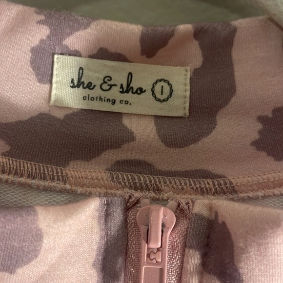 𝅺SHE & Sho Clothing Co. Women’s Pullover Size Large - Picture 5 of 7